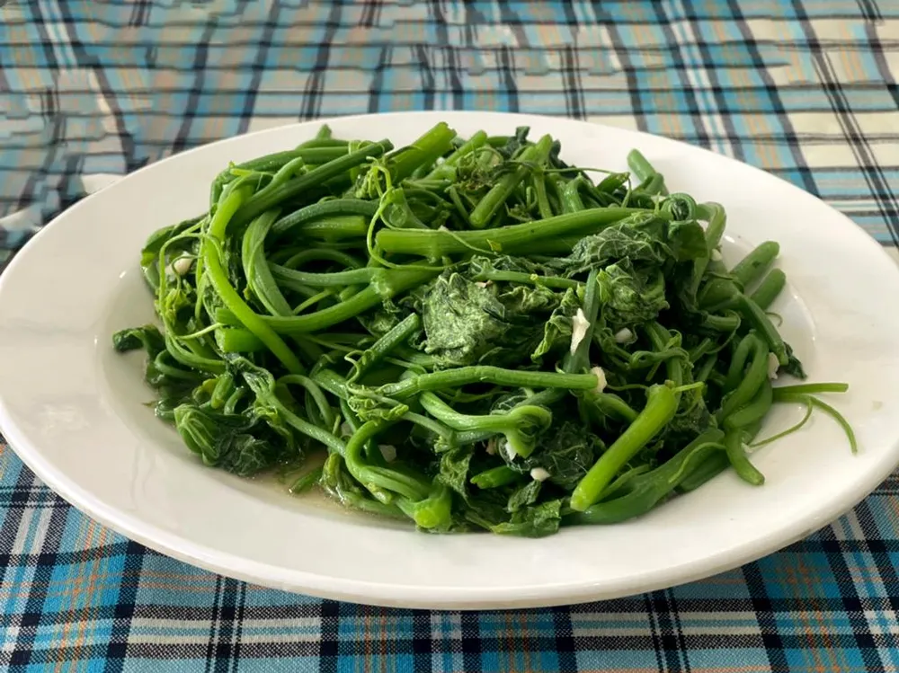 Rau xanh giàu chất xơ hòa tan giúp tăng lượng cholesterol tốt cho cơ thể, nhờ đó giúp giảm nguy cơ mắc các bệnh về tim mạch. Ảnh: NHẬT LINH Rau xanh giàu chất xơ hòa tan giúp tăng lượng cholesterol tốt cho cơ thể, nhờ đó giúp giảm nguy cơ mắc các bệnh về tim mạch. Ảnh: NHẬT LINH