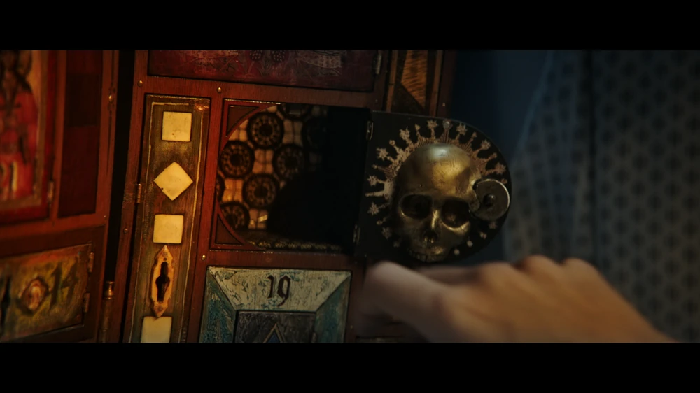 Tác phẩm mang đậm màu sắc chết chóc thay vì không khí lễ hội.