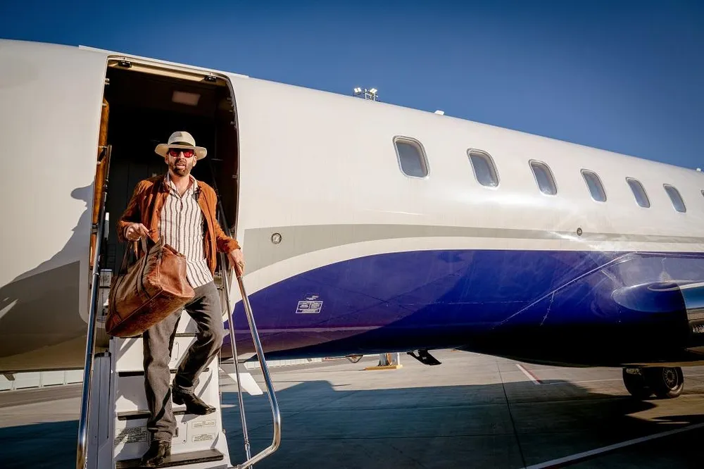 Để kiếm tiền trả nợ, tài tử hết thời Nick Cage đành phải dự tiệc sinh nhật của chàng fan ruột Javi. Ảnh: PHP