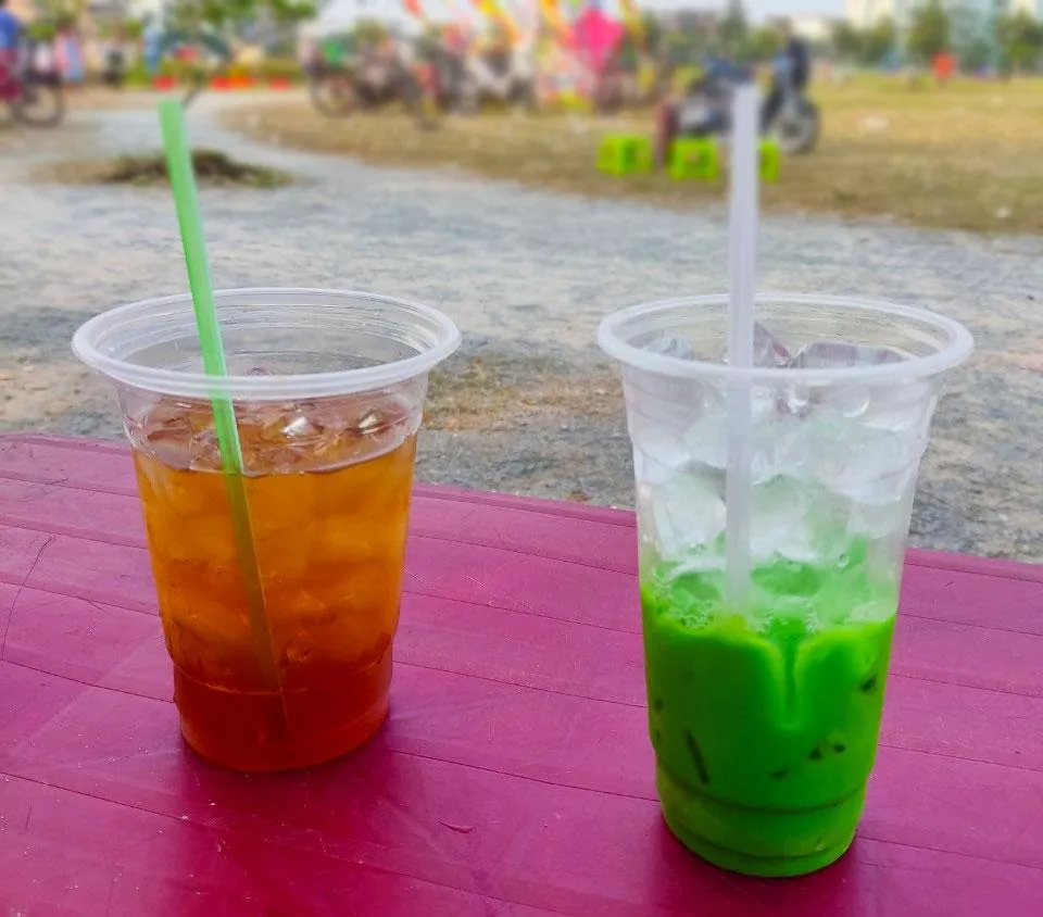 Thường xuyên uống nước ngọt có thể gây hại cho sức khỏe của chúng ta. Ảnh: NHẬT LINH Thường xuyên uống nước ngọt có thể gây hại cho sức khỏe của chúng ta. Ảnh: NHẬT LINH