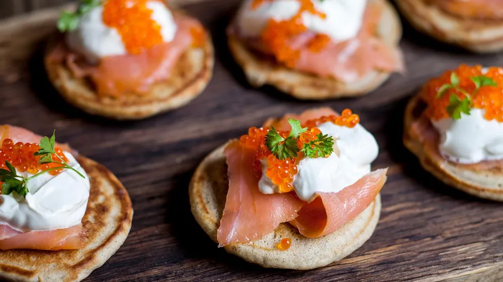 Trứng cá hồi cung cấp vitamin E và axit béo omega-3 có lợi cho tim mạch. Ảnh: Susan Brooks-Dammann / Stocksy United