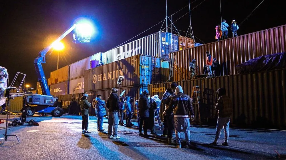 Bối cảnh phim được quay ở cảng Đình Vũ (Hải Phòng)