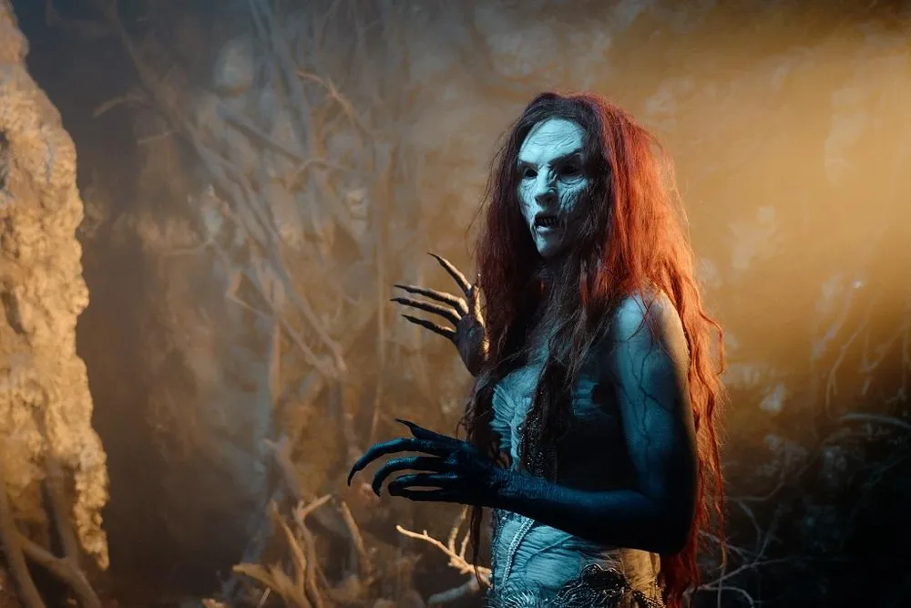 Họ dần chứng kiến nhiều ảo giác kinh hoàng. Họ dần chứng kiến nhiều ảo giác kinh hoàng.