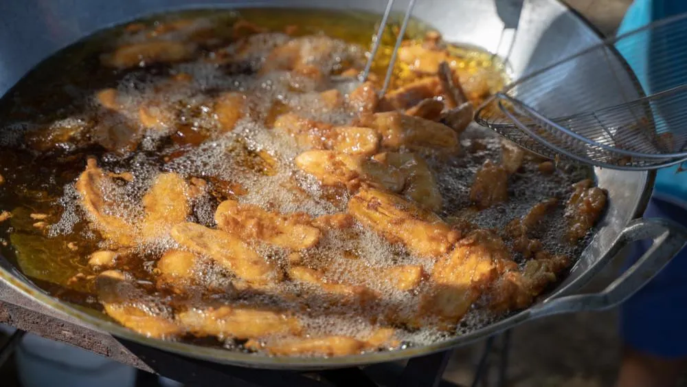 Tái sử dụng dầu ăn mang lại nhiều tác hại tới sức khỏe. Ảnh: Shutterstock/Pipat Yapathanasap Tái sử dụng dầu ăn mang lại nhiều tác hại tới sức khỏe. Ảnh: Shutterstock/Pipat Yapathanasap