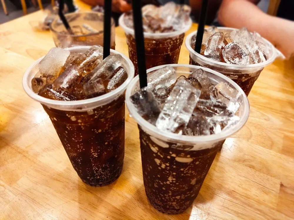 Nước ngọt có ga tạo điều kiện cho mảng bám tạo ra nhiều axit hơn để tấn công men răng. Ảnh: NHẬT LINH