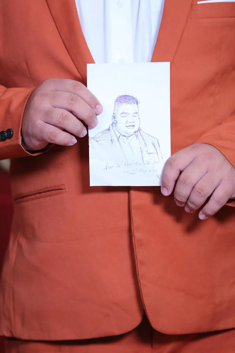 Ca sĩ Trương Thế Vinh vẽ tặng chân dung "chàng béo" Quang Khải. Ca sĩ Trương Thế Vinh vẽ tặng chân dung "chàng béo" Quang Khải.