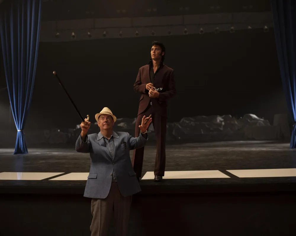 Phân cảnh buổi biểu diễn của Elvis Phân cảnh buổi biểu diễn của Elvis