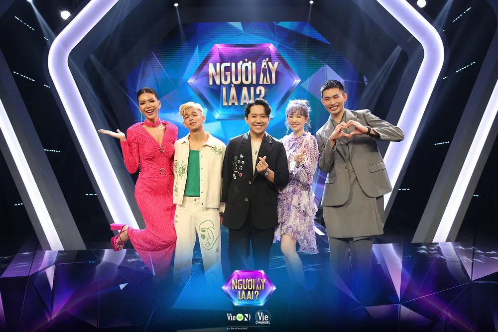 MC Trấn Thành và dàn cố vấn của chương trình. MC Trấn Thành và dàn cố vấn của chương trình.