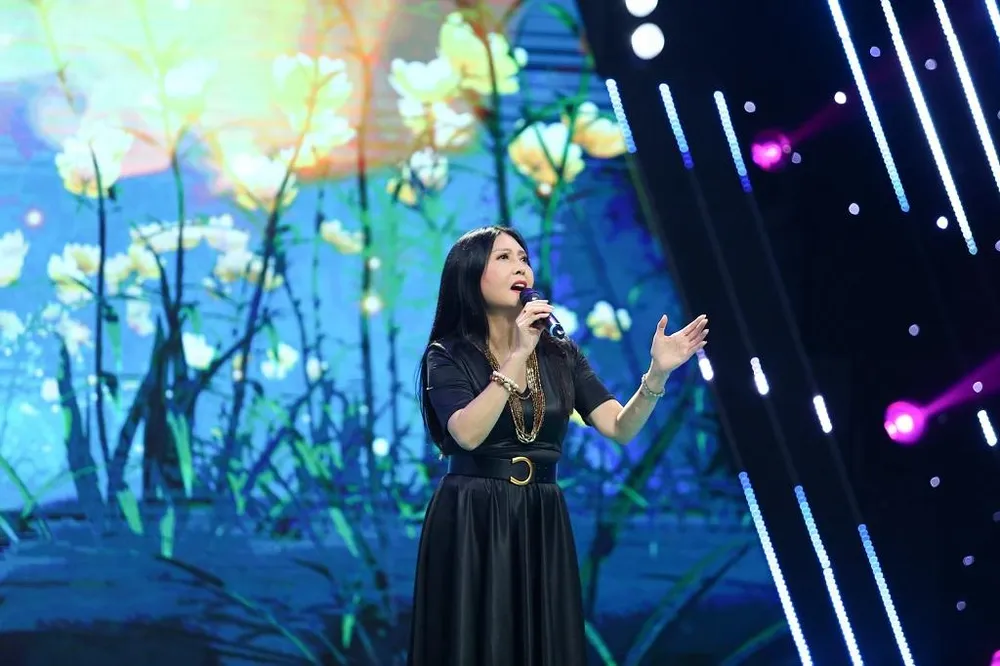 Danh ca Họa My đang thể hiện ca khúc của nhạc sĩ Từ Công Phụng.