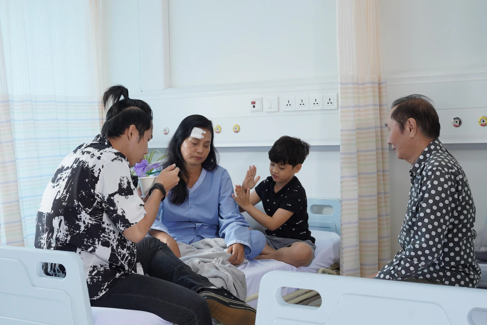 Tâm Lof bên cạnh gia đình Thương