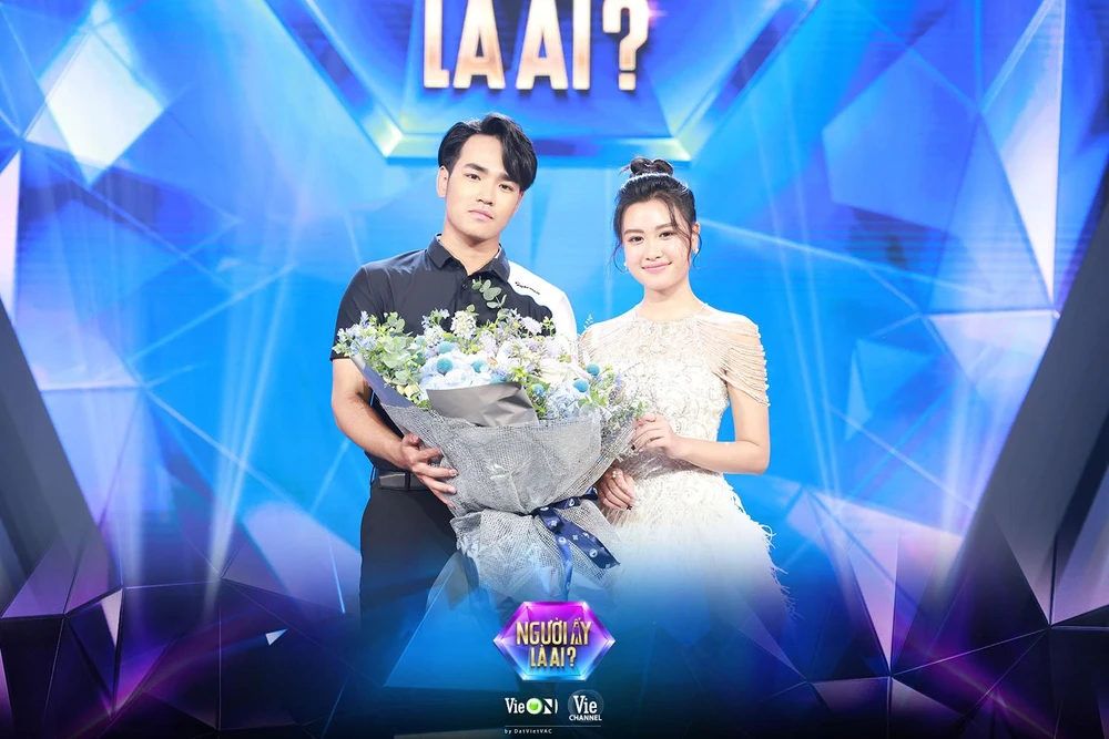 Nữ chính Quỳnh Nhi đã quyết định trao tặng bó hoa cho Hoàng Dương.