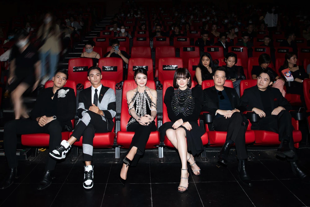 Ê-kíp phim Cô gái từ quá khứ (từ trái sang phải): Lê Xuân Tiền, Lãnh Thanh, Ninh Dương Lan Ngọc, Kaity Nguyễn, đạo diễn Bảo Nhân - Namcito