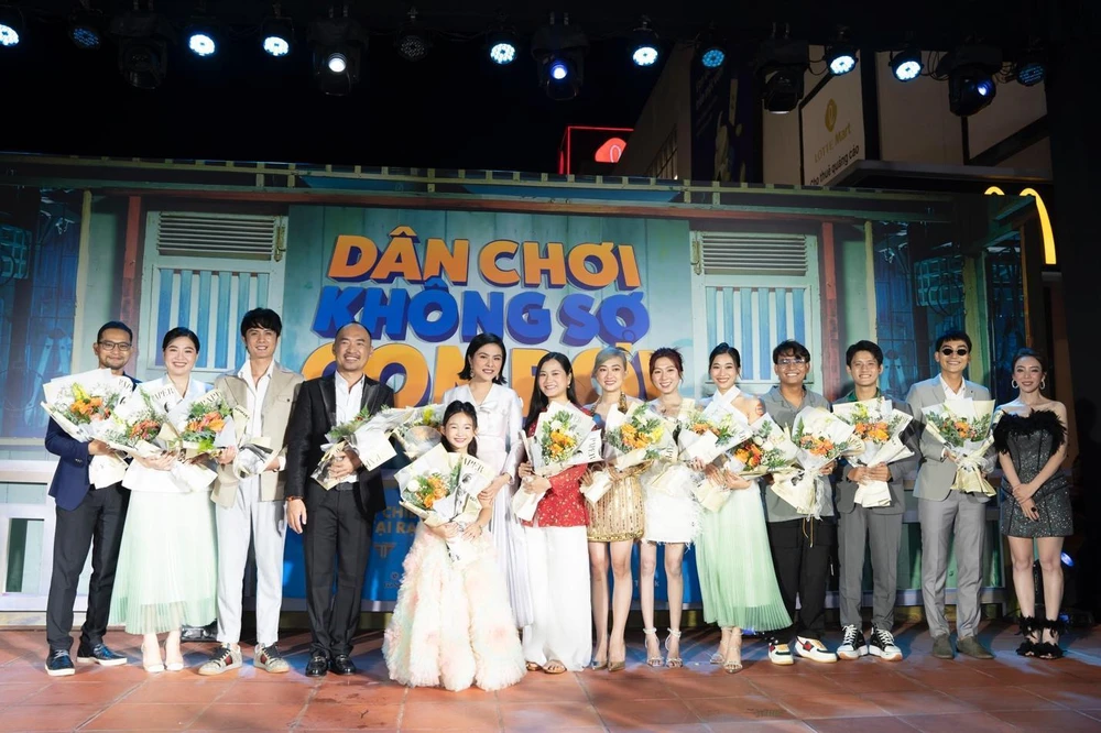 Dàn diễn viên của 'Dân chơi không sợ con rơi' hội tụ đầy đủ trên thảm đỏ. Ảnh: CTCC