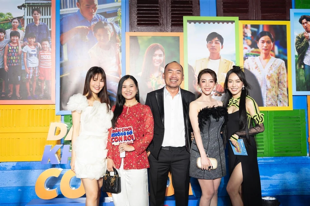 Diễm My 9x, Lâm Vỹ Dạ, Diệu Nhi cùng vợ chồng Thu Trang - Tiến Luật.