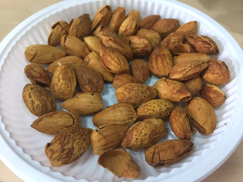 Hạt hạnh nhân tốt cho sức khoẻ của tim mạch. Ảnh: NHẬT LINH Hạt hạnh nhân tốt cho sức khoẻ của tim mạch. Ảnh: NHẬT LINH