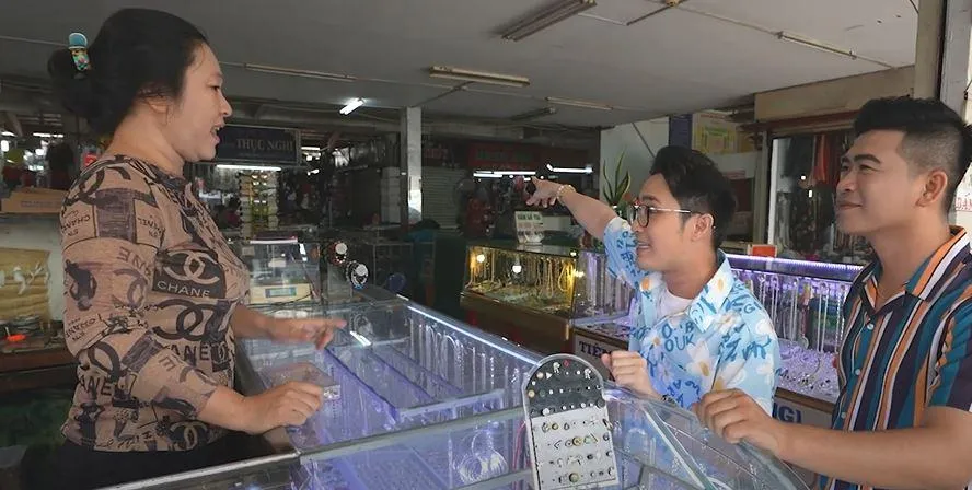 Huỳnh Lập và Hoàng Sin đụng độ cô bán trang sức hài hước.