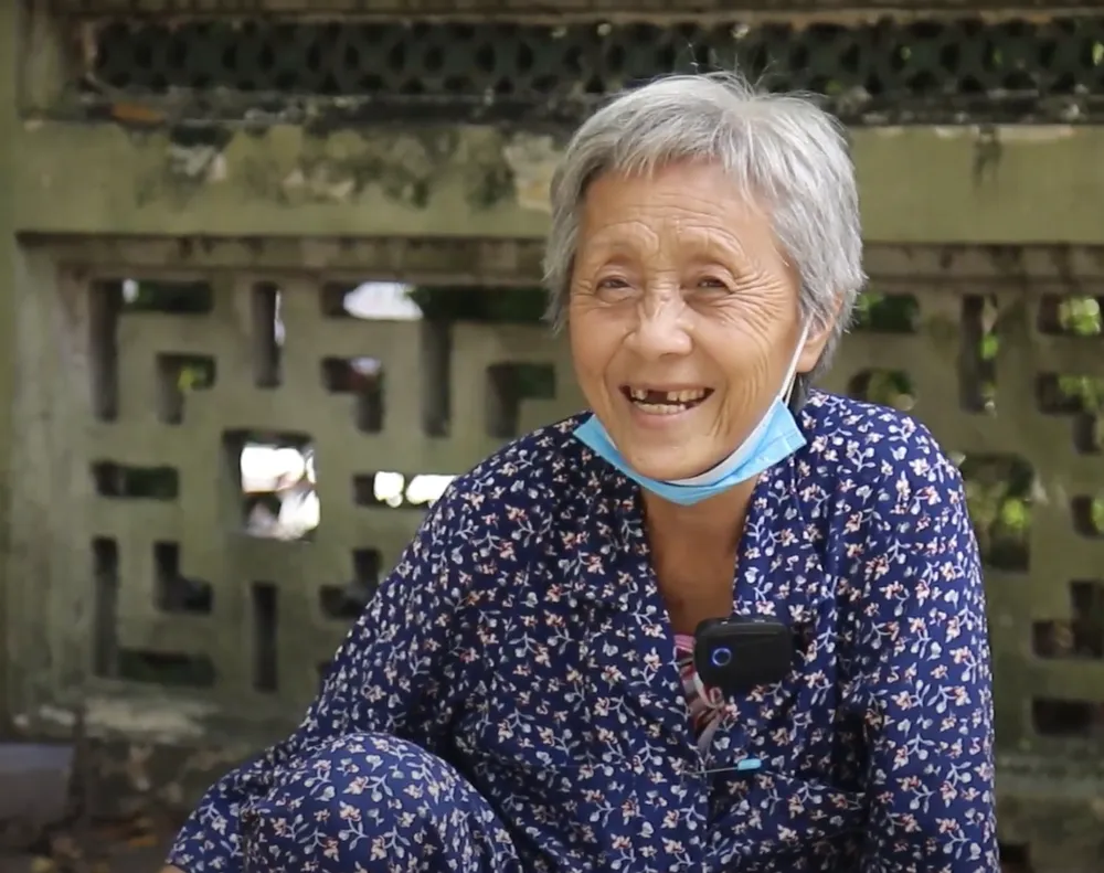 Bà Hồng Tuyết Mai - người mẹ, người bà thân yêu của những chú mèo hoang, những con chim trời. Ảnh: BEE Bà Hồng Tuyết Mai - người mẹ, người bà thân yêu của những chú mèo hoang, những con chim trời. Ảnh: BEE