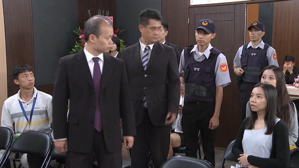 Cảnh sát điều tra đã ập đến với lệnh bắt vì nghi ngờ đổng sự Lâm liên quan đến đường dây rửa tiền.