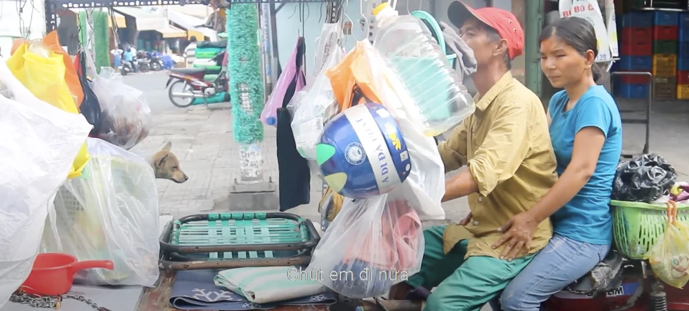 Anh Nhân và chị Trang sống trên chiếc xe máy cùng đàn chó nhỏ. Ảnh: BEE