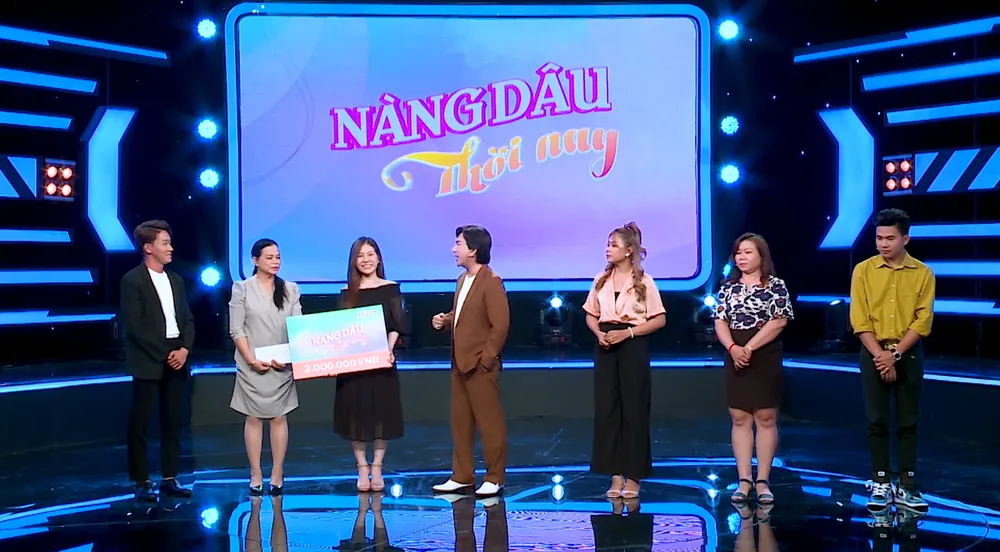 MC Kim Tử Long cùng hai đội chơi. MC Kim Tử Long cùng hai đội chơi.