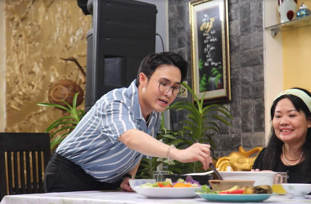 Huỳnh Lập “chảy nước miếng” khi được ăn kho quẹt với rau luộc.