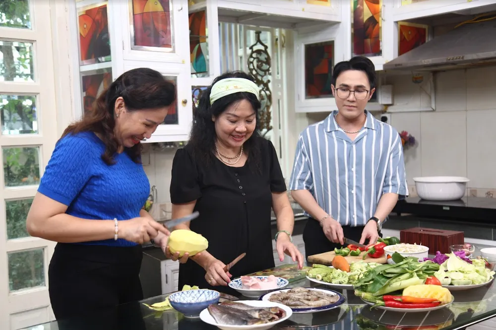 Huỳnh Lập cũng đầu bếp Hiền Minh trở thành trợ thủ của “đầu bếp” Thu Thủy trong khâu sơ chế nguyên liệu.