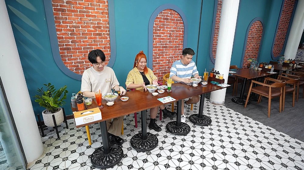 Các nhân vật đang thưởng thức các món ăn tại tại Quán ăn hạnh phúc.