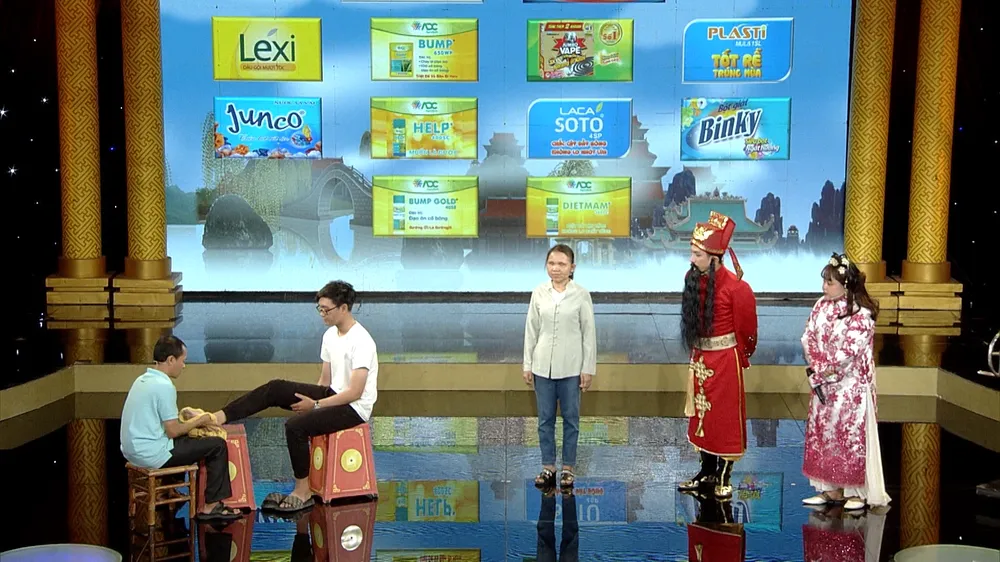 Ngoài việc bán chổi anh Thuận và chị Phượng còn làm nghề xoa bóp, mát-xa để kiếm thêm thu nhập.