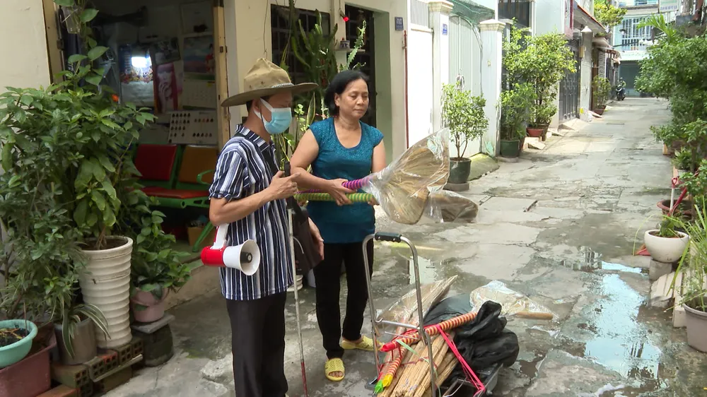 Anh Thuận cùng nghề mua bán chổi để tạm qua cơn khó khăn.