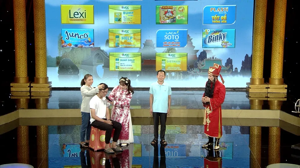 &apos;Thần tài&apos; Đình Toàn cùng vợ &apos;Thổ địa&apos; Ngọc Hoa và gia đình vợ chồng anh Trương Văn Thuận và chị Trần Thị Kim Phượng. Ảnh: BEE