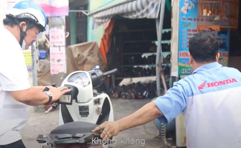 Xúc động tấm lòng cao cả của chủ tiệm sửa xe “Có tiền cũng vá, không tiền cũng vá”. Xúc động tấm lòng cao cả của chủ tiệm sửa xe “Có tiền cũng vá, không tiền cũng vá”.