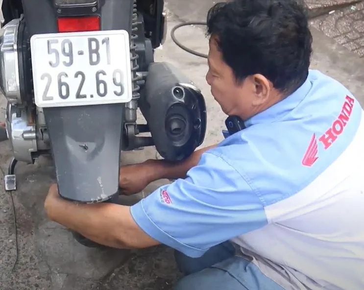 Chú Vinh không ngại ngày hay đêm luôn tận tình giúp đỡ người nghèo ngay giữa lòng Sài Gòn. Chú Vinh không ngại ngày hay đêm luôn tận tình giúp đỡ người nghèo ngay giữa lòng Sài Gòn.