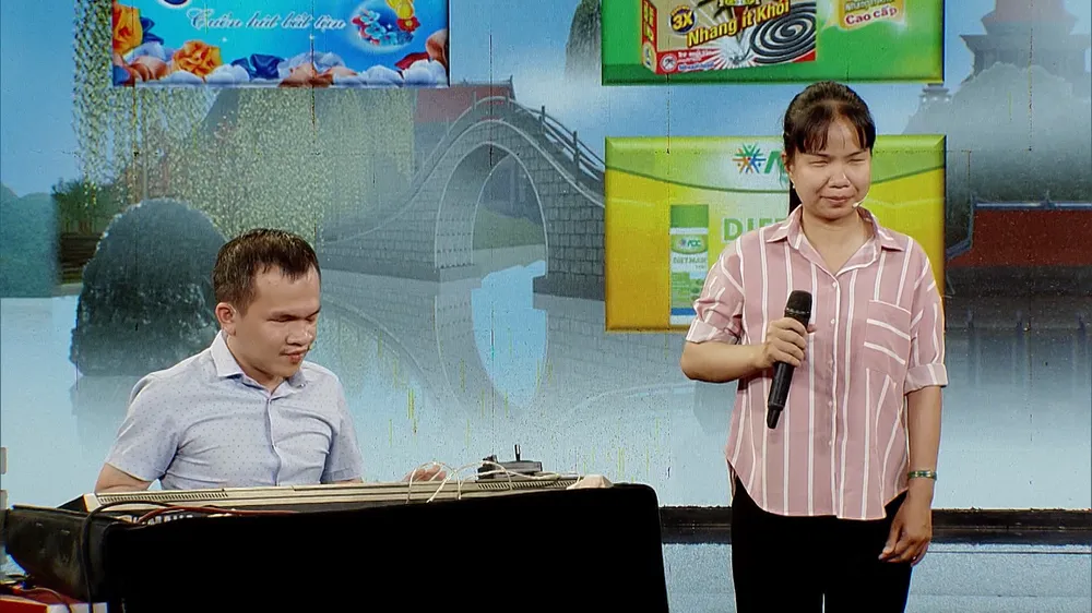 Xót xa chàng nhạc công khiếm thị vẫn chật vật kiếm sống nuôi gia đình, nhiều lần ôm vợ khóc. Xót xa chàng nhạc công khiếm thị vẫn chật vật kiếm sống nuôi gia đình, nhiều lần ôm vợ khóc.