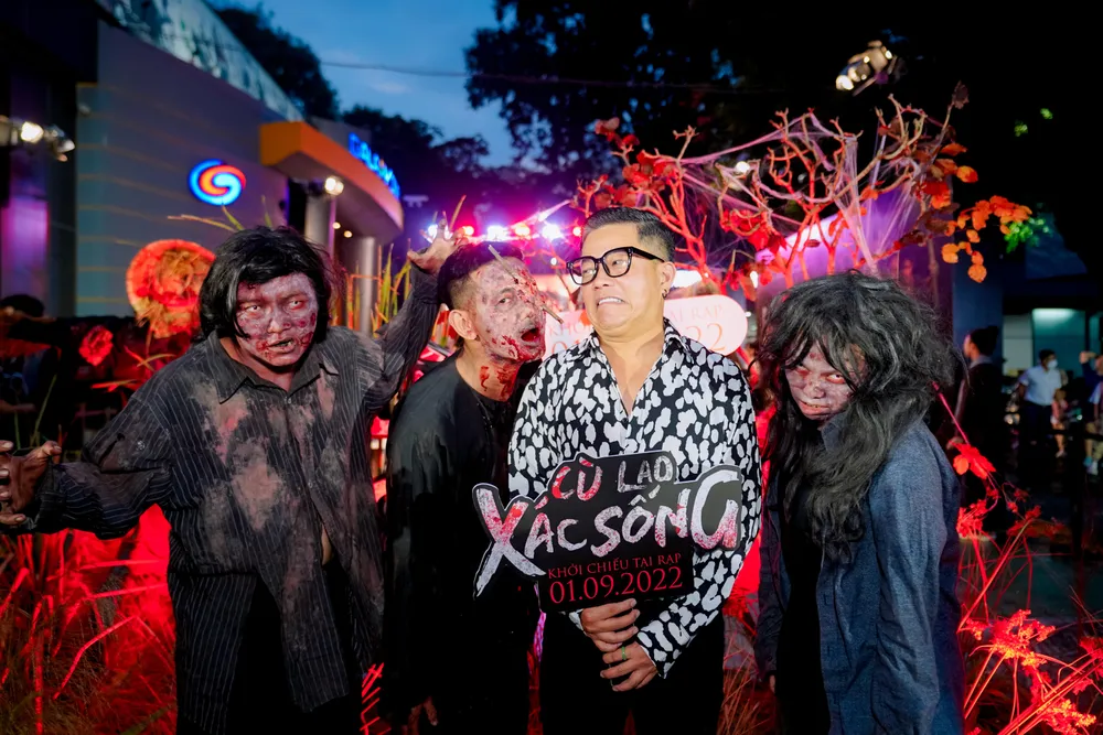 Binh đoàn xác sống đã xuất hiện “bằng xương bằng thịt” trên thảm đỏ và khiến cho khách mời được phen hoảng hốt. Ảnh: PHP Binh đoàn xác sống đã xuất hiện “bằng xương bằng thịt” trên thảm đỏ và khiến cho khách mời được phen hoảng hốt. Ảnh: PHP