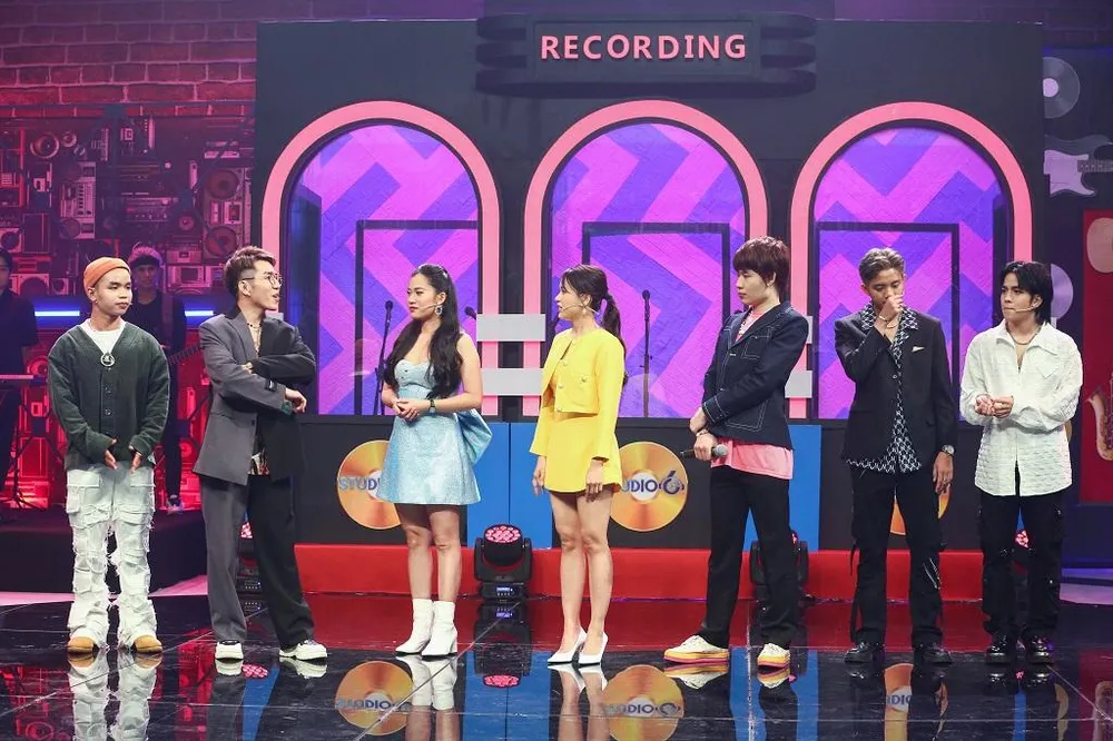 Dàn khách mời cùng 2 đội trưởng và MC Sam. Ảnh: CTCC Dàn khách mời cùng 2 đội trưởng và MC Sam. Ảnh: CTCC