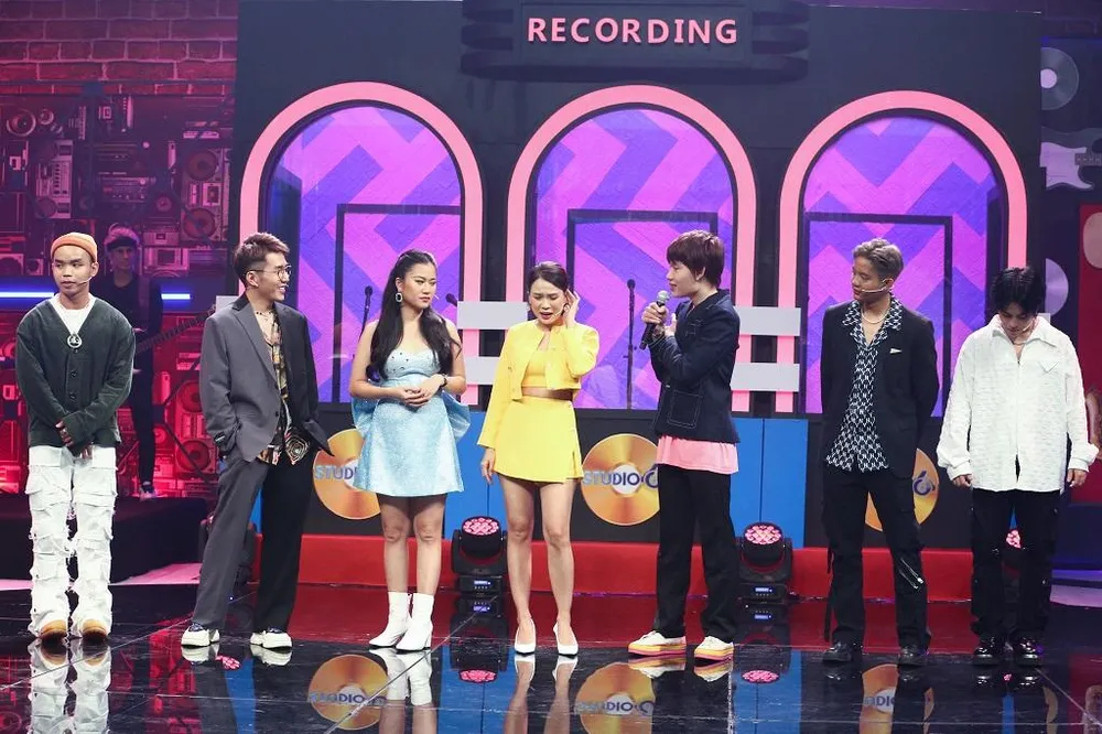 MC Sam và các thành viên của hai đội chơi. Ảnh: BEE