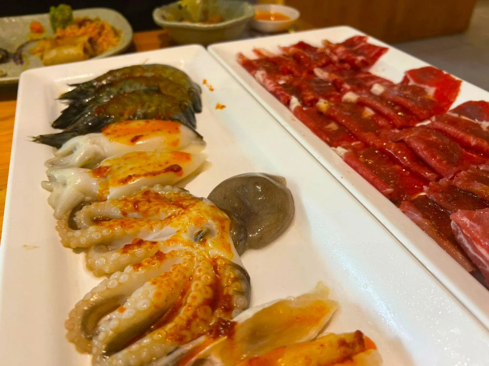 Ăn quá nhiều có thể ảnh hưởng tới hormone của bạn. Ảnh: NHẬT LINH