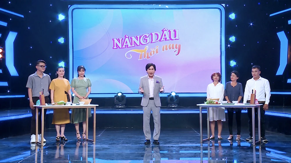 MC Kim Tử Long cùng hai đội chơi của chương trình. Ảnh: BEE