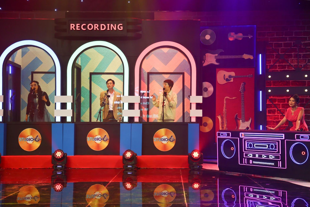 Các thành viên của đội 'Nhu mì' đang thực hiện thử thách của chương trình.