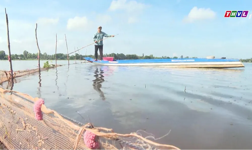 Cuộc sống nương theo sông nước để mưu sinh của anh Nguyễn Văn Hậu. Ảnh: BEE