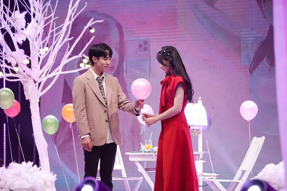 Nhật Huy mang cả ngôi nhà bong bóng lên tỏ tình crush. Nhật Huy mang cả ngôi nhà bong bóng lên tỏ tình crush.