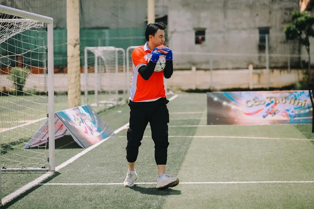 MC Tuấn Tú giữ vai trò thủ môn trong buổi tập luyện đầu tiên của các bạn nhỏ ở “Cầu thủ nhí 2022”