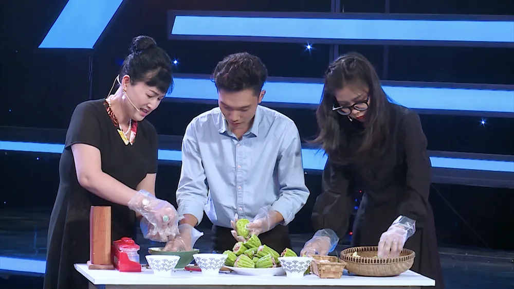 Thử thách làm món khổ qua dồn thịt của gia đình đội 'Hoa hồng đỏ'. Thử thách làm món khổ qua dồn thịt của gia đình đội 'Hoa hồng đỏ'.