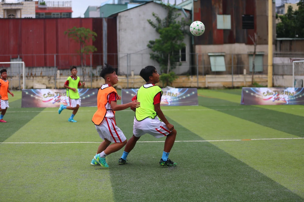 Các cầu thủ nhí thể hiện tài năng của bản thân trước 2 huấn luyện. Ảnh: BEE