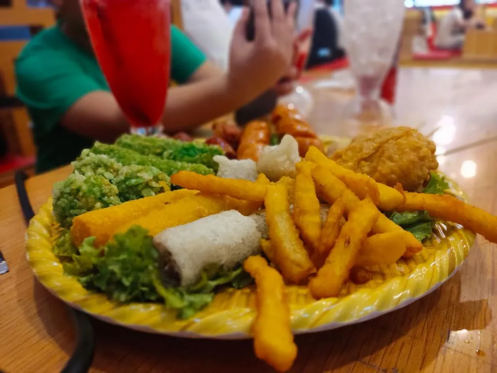 Ăn một chế độ ăn uống không lành mạnh có thể là nguyên nhân dẫn đến nhồi máu cơ tim. Ảnh: NHẬT LINH Ăn một chế độ ăn uống không lành mạnh có thể là nguyên nhân dẫn đến nhồi máu cơ tim. Ảnh: NHẬT LINH