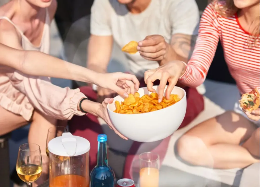 Một số thói quen ăn vặt không lành mạnh có thể làm tăng nguy cơ mắc bệnh tim. Ảnh: Shutterstock