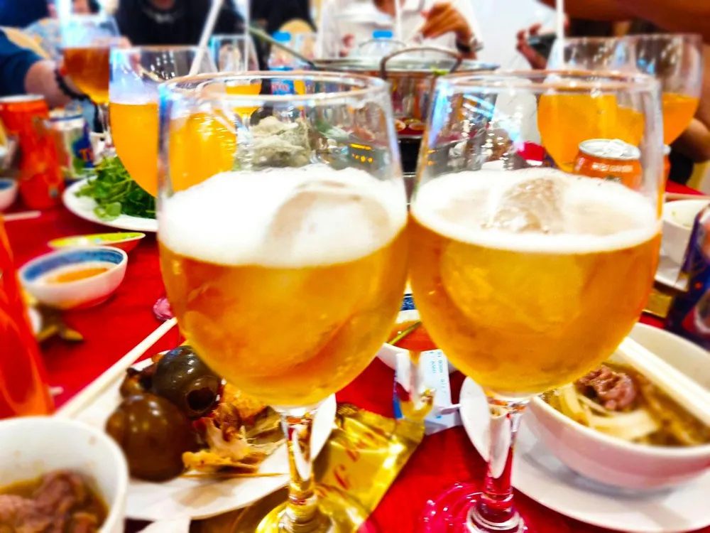 Uống nhiều rượu bia và thường xuyên là một trong những nguyên nhân hàng đầu gây ra bệnh gan. Ảnh: NHẬT LINH