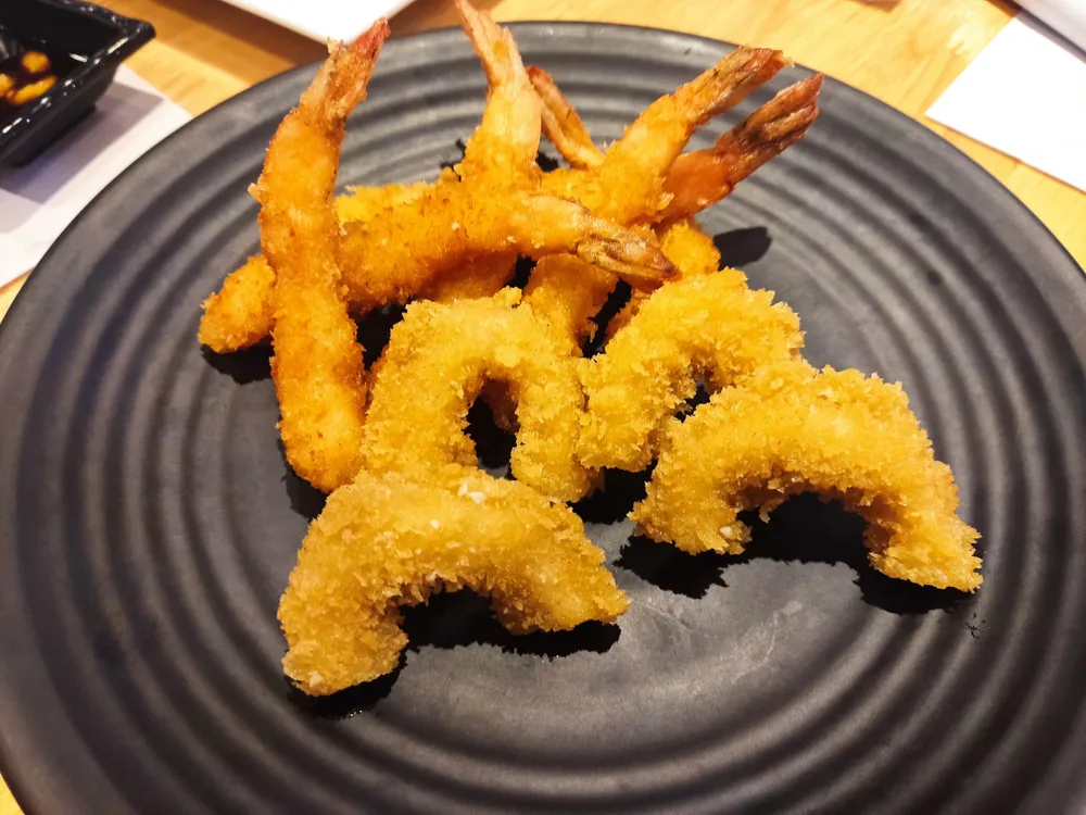 Thức ăn nhiều dầu mỡ có thể làm trầm trọng thêm tình trạng viêm loét dạ dày. Ảnh: NHẬT LINH