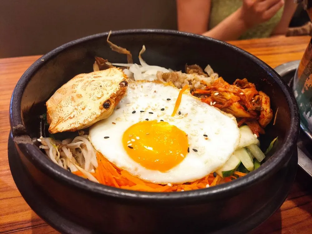 Chế độ ăn uống cân bằng và lành mạnh có lợi cho đôi mắt của chúng ta. Ảnh: NHẬT LINH