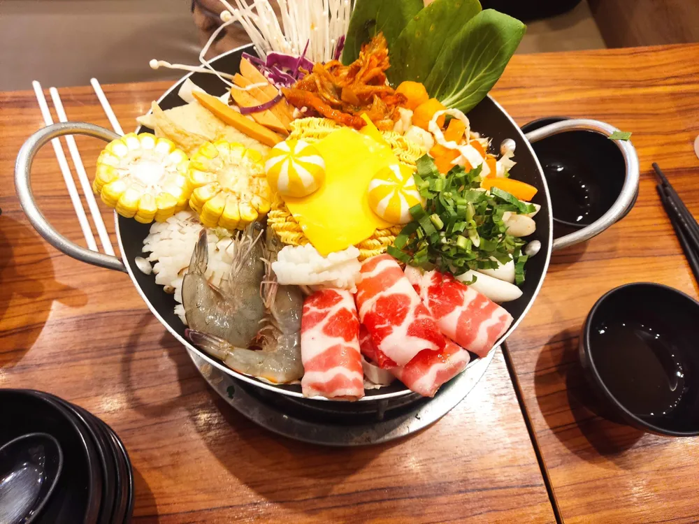 Chế độ ăn uống ảnh hưởng trực tiếp tới lượng đường trong máu của chúng ta. Ảnh: NHẬT LINH